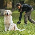 Kvinde samler op efter sin hund