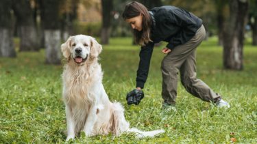 Kvinde samler op efter sin hund