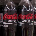 Coca Cola Zero-flasker med aspartam opstillet på række