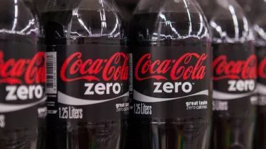 Coca Cola Zero-flasker med aspartam opstillet på række