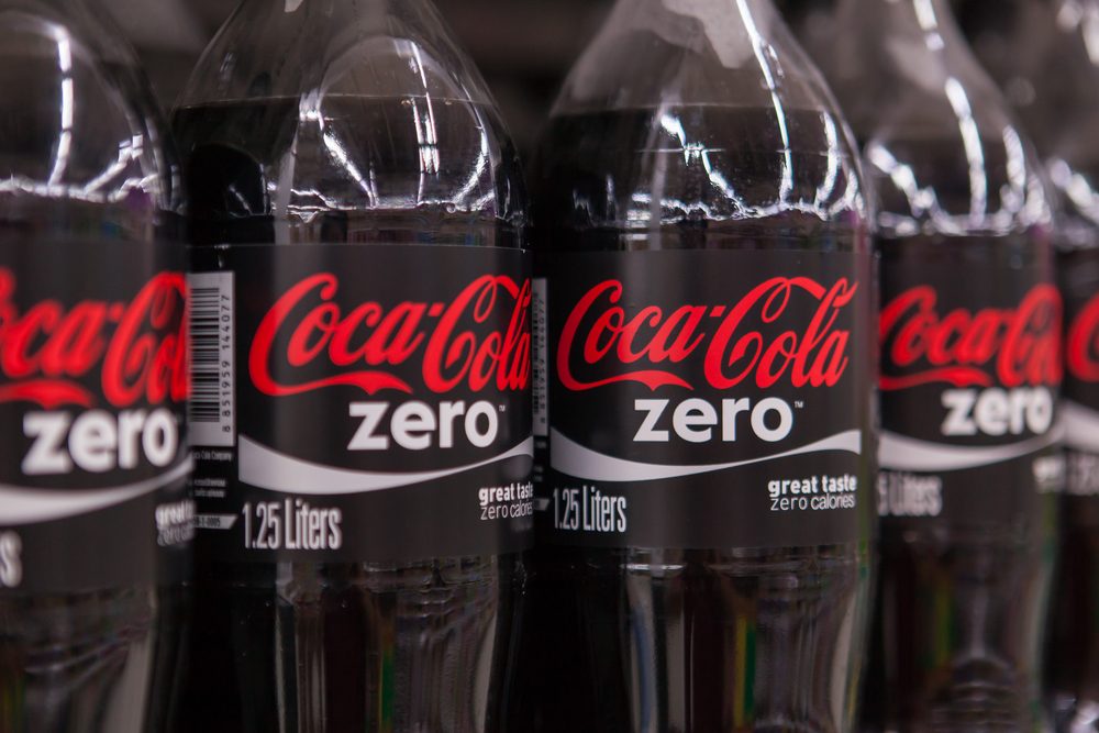 Coca Cola Zero-flasker med aspartam opstillet på række