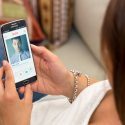 En mørkhåret kvinde sidder på sin telefon, på appen Tinder, og derpå er der et billede af en 20årig mand ved navn Peter, som hun skal tage stilling til, om hun synes han er interessant eller ej - og derefter enten swipe til højre eller venstre.
