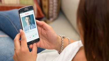 En mørkhåret kvinde sidder på sin telefon, på appen Tinder, og derpå er der et billede af en 20årig mand ved navn Peter, som hun skal tage stilling til, om hun synes han er interessant eller ej - og derefter enten swipe til højre eller venstre.