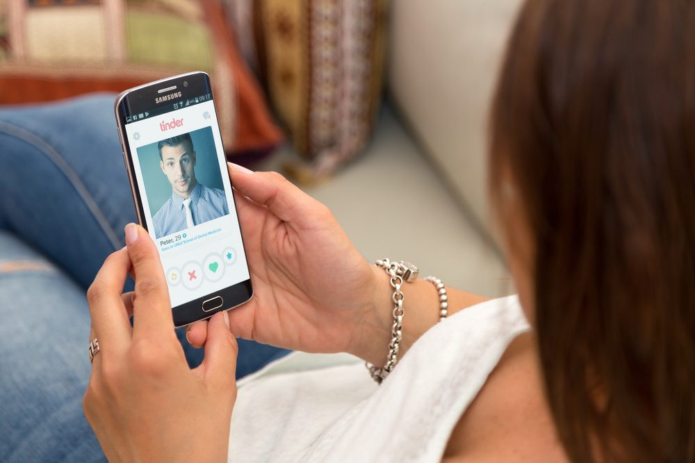En mørkhåret kvinde sidder på sin telefon, på appen Tinder, og derpå er der et billede af en 20årig mand ved navn Peter, som hun skal tage stilling til, om hun synes han er interessant eller ej - og derefter enten swipe til højre eller venstre.