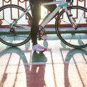 En cykelrytter der står med sine klikpedaler