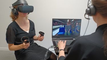 Patient med virtual reality-headset på