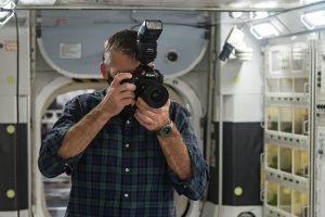 Andreas Mogensen på ISS med et kamera