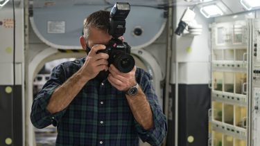 Andreas Mogensen på ISS med et kamera