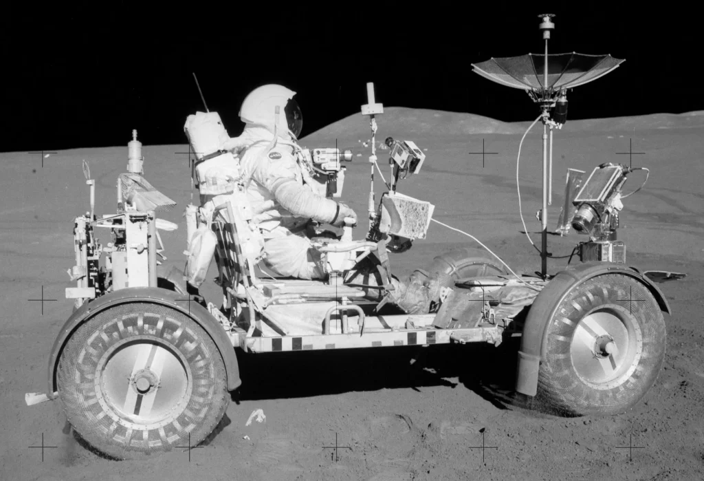 apolloastronaut sidder i rumkøretøj på Månen