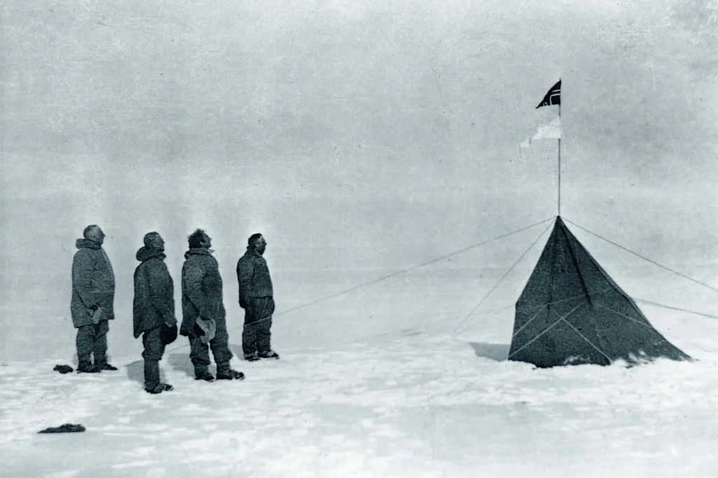 amundsen når sydpolen først og står foran telt