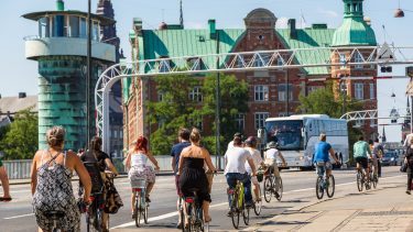 cyklister på langebro i københavn