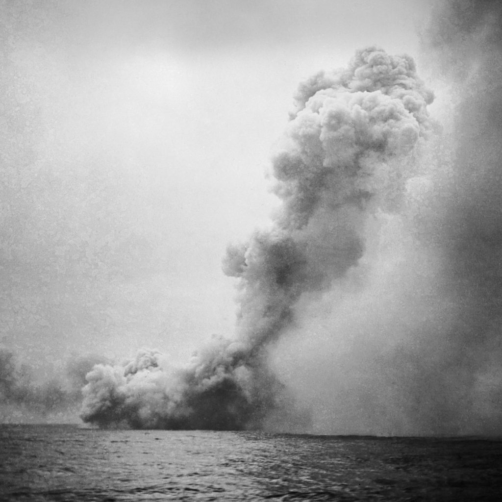 HMS Queen-skibet eksploderer