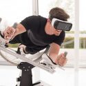 Mand liggende på Icaros VR-træningsmaskine