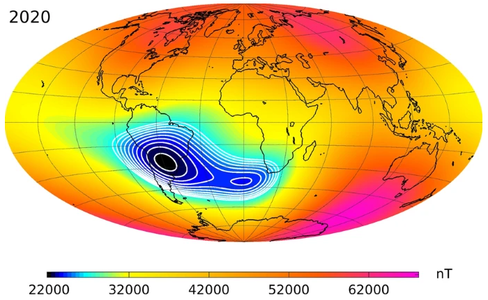 Et globus-agtigt kort over Jorden med forskellige farvezoner, der indikerer niveauet af nanotesla (NT), altså hvor stærkt magnetfeltet er, Der, hvor det er svagt, kommer der mest stråling ind.