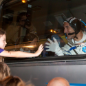 Astronaut Luca Parmitano vinker til sin datter