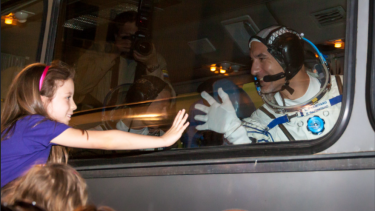 Astronaut Luca Parmitano vinker til sin datter