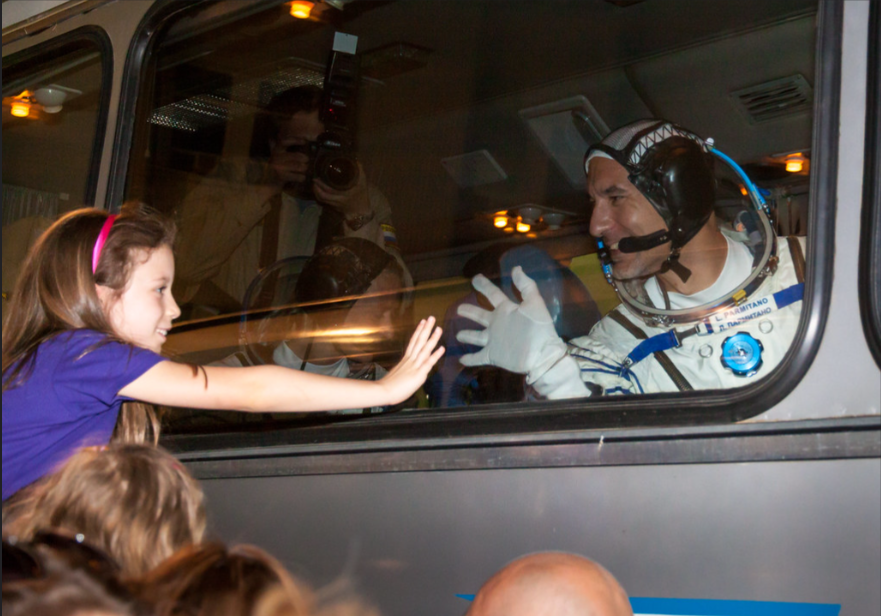 Astronaut Luca Parmitano vinker til sin datter