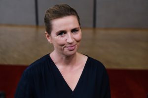 Når Mette Frederiksen og andre partiledere viser lederskab og handler, kan de få vælgerne til at skifte holdning og bakke op om tiltag såsom klimaafgifter, der har økonomiske konsekvenser, viser forskning.