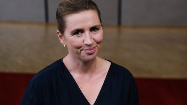Når Mette Frederiksen og andre partiledere viser lederskab og handler, kan de få vælgerne til at skifte holdning og bakke op om tiltag såsom klimaafgifter, der har økonomiske konsekvenser, viser forskning.