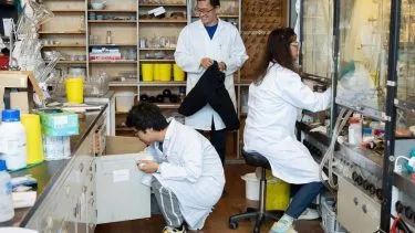 Forskere i laboratorie