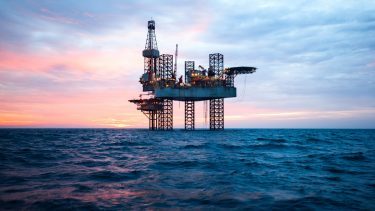 olieplatform i havet