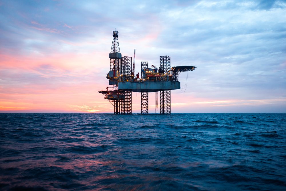 olieplatform i havet