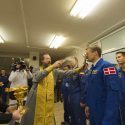 Astronaut Andreas Mogensen bliver velsignet af russisk ortodoks præst
