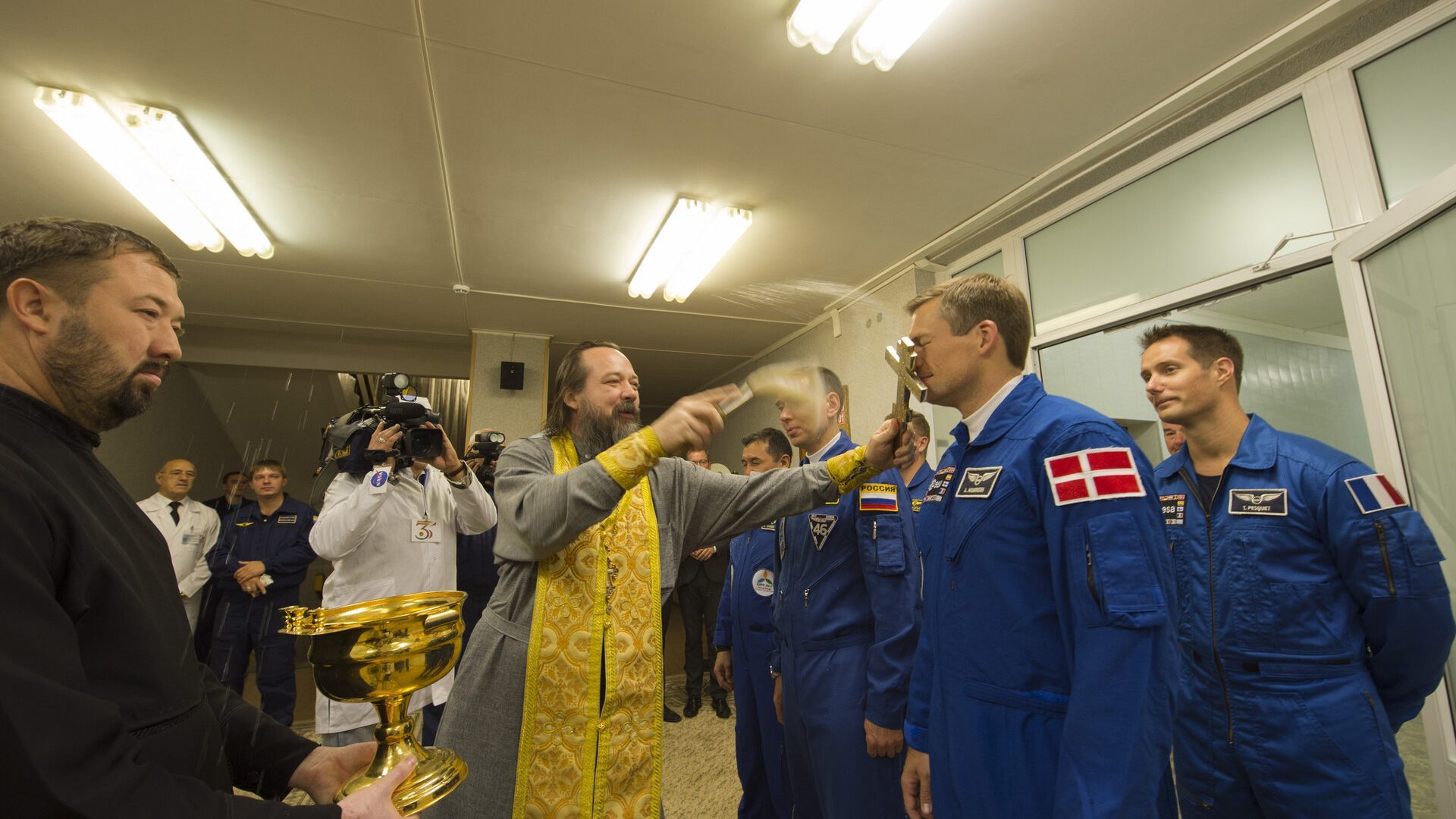 Astronaut Andreas Mogensen bliver velsignet af russisk ortodoks præst