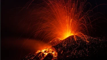 vulkanen etna udbryder om natten