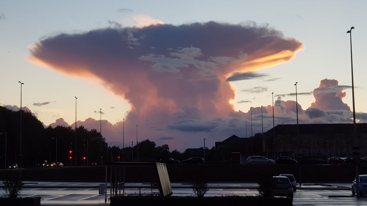 skyformation som hedder cumulonimbus med armbolt (den øverste del af skyen som har form som en armbolt)