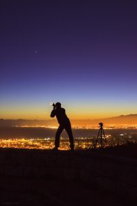Mand fotograferer månen