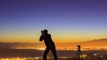 Mand fotograferer månen