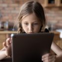 Pige læser på tablet