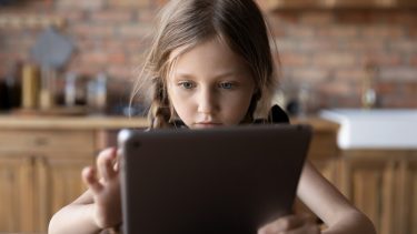 Pige læser på tablet
