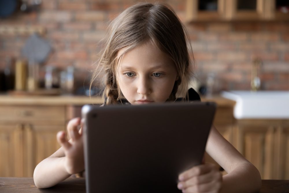Pige læser på tablet