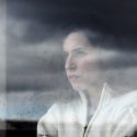 Kvinde kigger ud af vinduet