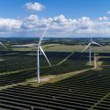 Vindmøller og solpaneler nær Holstebro
