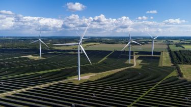 Vindmøller og solpaneler nær Holstebro
