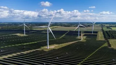 Vindmøller og solpaneler nær Holstebro