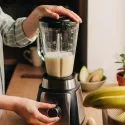 Kvinde laver smoothie i blender