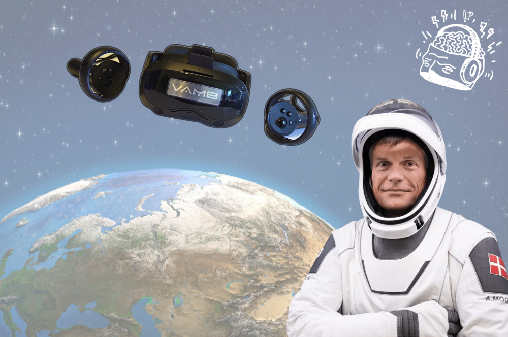 Andreas Mogensen i astronautdragt står foran Jorden og VR-briller svæver i luften over ham