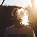 Ung mand der vaper