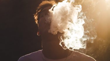 Ung mand der vaper