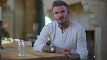 David Beckham sidder ved et bord og bliver interviewet i dokumentar