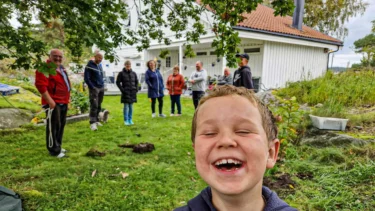 glad norsk dreng efter fund af vikingeskat i have