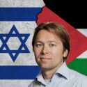 professor sune haugbølle foran israel og palæstina flag
