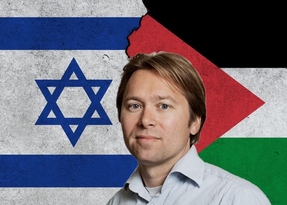 professor sune haugbølle foran israel og palæstina flag