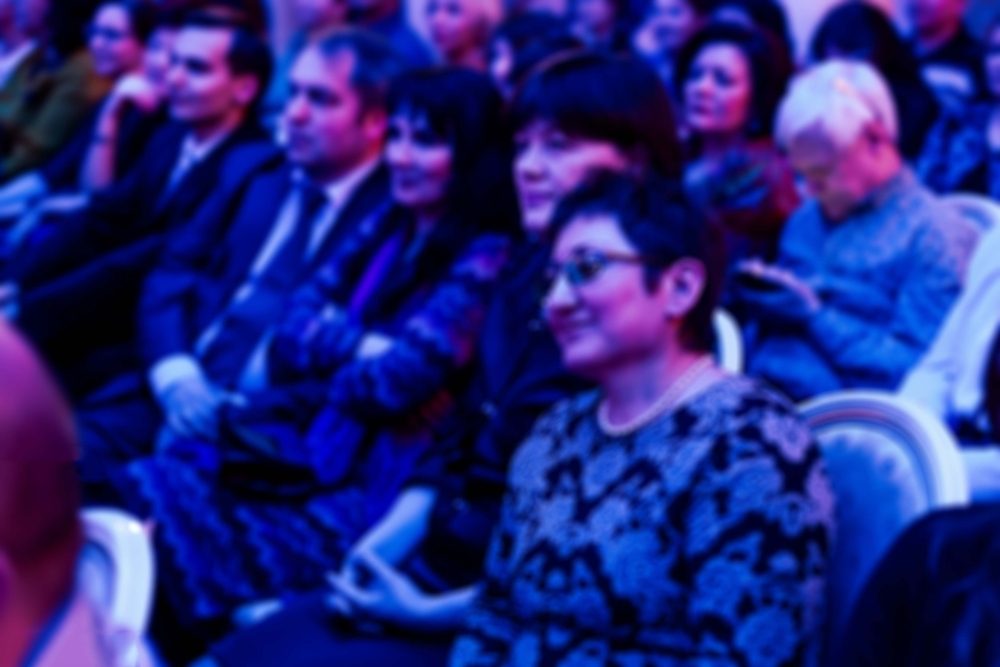 Smilende publikum nyder koncert