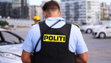 politibetjent bagfra