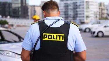 politibetjent bagfra